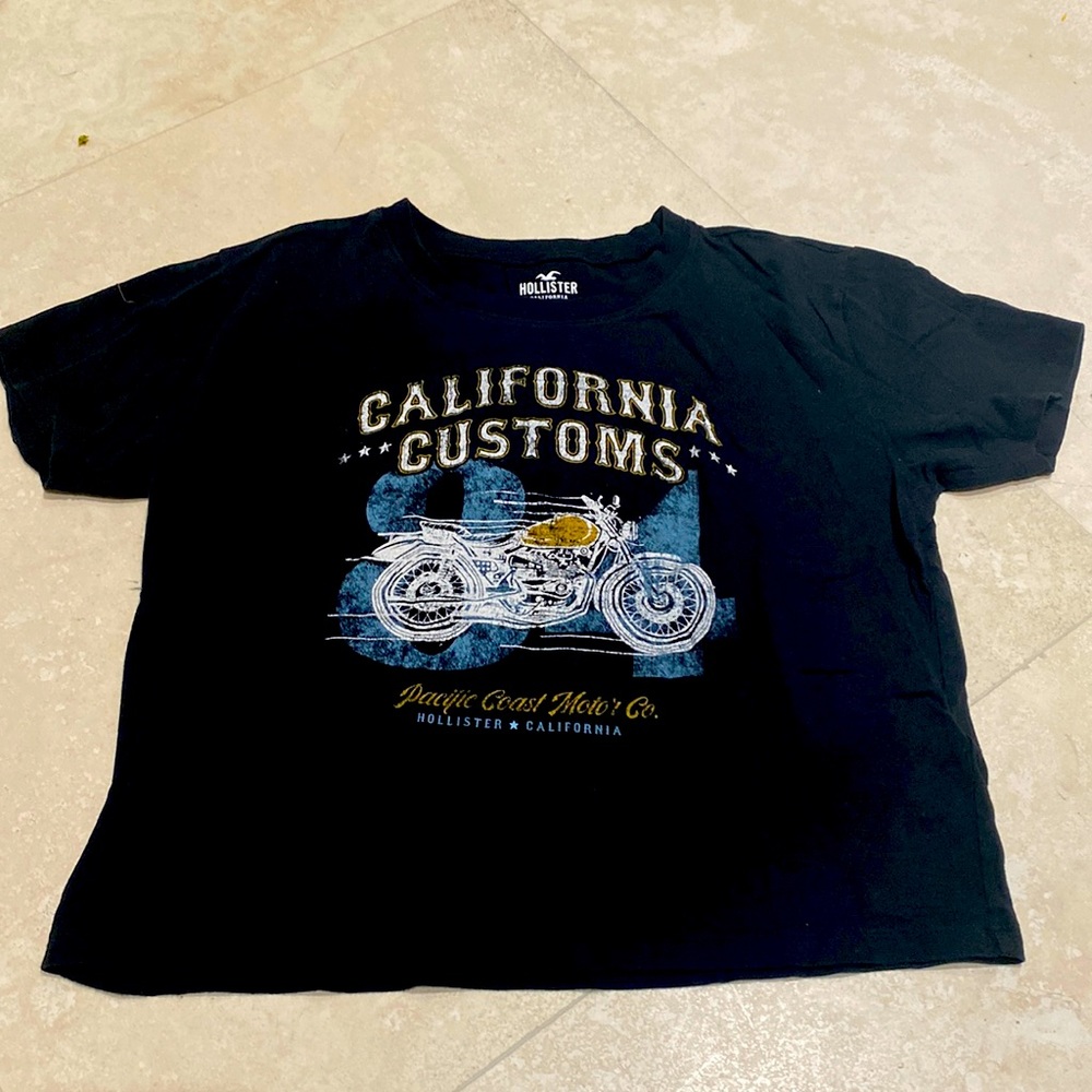 This is a hollister crop top than is vintage and easy to pair with all🖤🤍